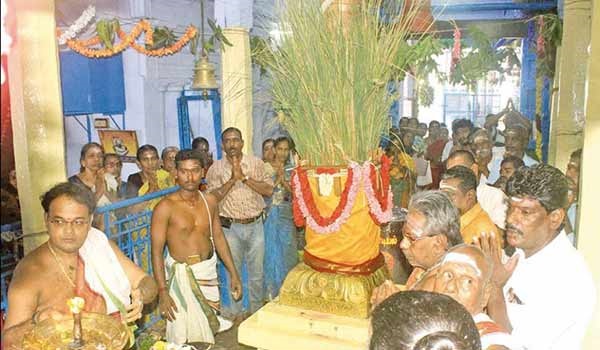 "Devotees offering prayers and priests performing aarti to aayirathamman on the first day of Dussehra "