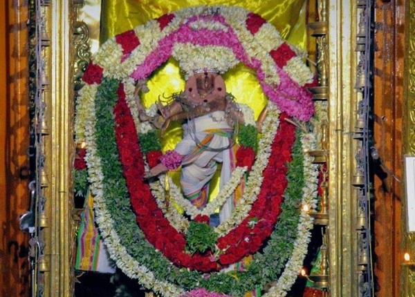 Chepparai Azhagiyakoothar Swamy is decorated with flowers in temple