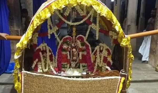 Urchavar Kaaisinavendhan deity with Nilamagal and Poomagal Thayar decked up in pallakku