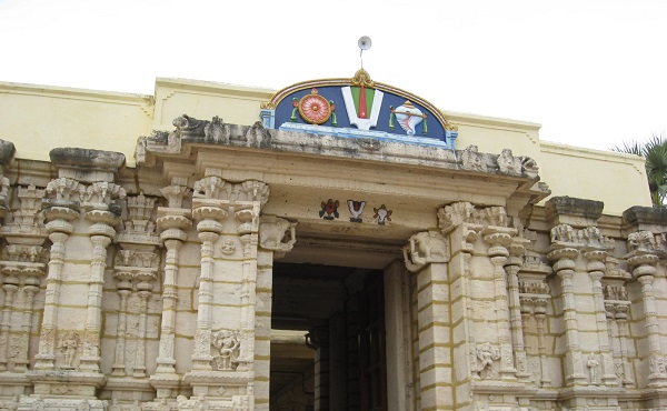 Frontal view of kaaisinavendhan temple with Thiruman-Sangu-Chakram 