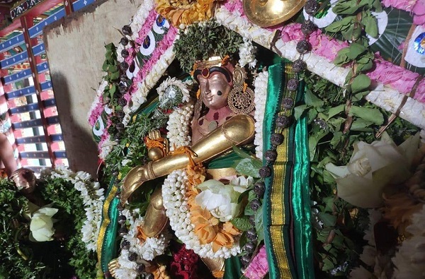 Closeup shot of Thiru Kuttralanathar adorned with garlands made of Vilvam leaves, jasmine flowers, and shembagam flowers in Piravipini Theerkum Thirukutralam Temple