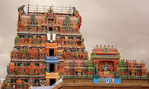 The grand gopuram of the Rajagopalaswamy temple depicting many Gods, Goddesses, and stories of Vishnu and the Thirunamam. 