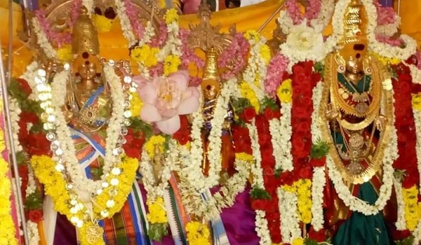 Sivasailam Temple Urchavar Sivasailanathar with his consort Paramakalyani Ambal decked with jasmine, rold, lotus, and marigold garlands, jewellery and silk attire.