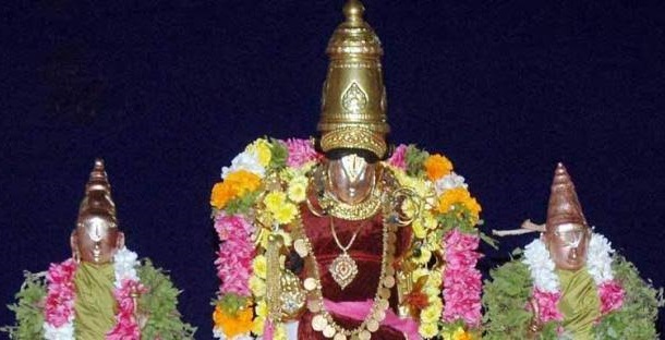 Vaikundanathar Urchava Moorthy blessing us with Vaikunda Nayagi thayar and Soranatha Nayagi Thayar