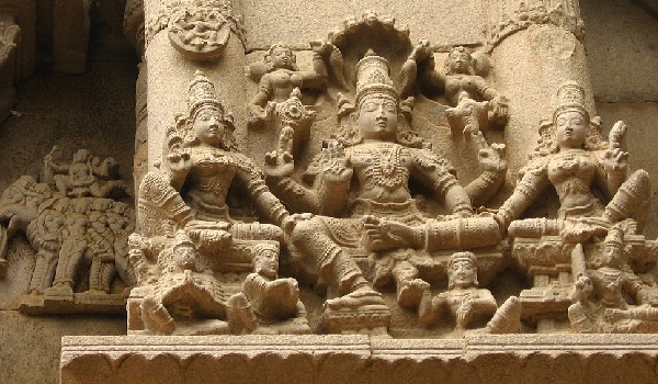A view of intricately designed sculptures adorning Srivaikundanathar temple walls