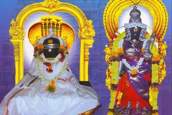 The main deity Narumbunathar in a lingam form, adorned with garlands and a white silk dhoti. His consort Gomathi Amman is wearing an orange saree and decked with flowers and garlands.