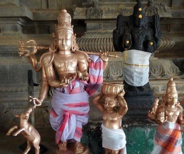 Beautiful idols in the Thirupudaimaruthur temple depicting Lord Shiva with his trident, Lord Vishnu with his Sangu and Sakkaram. 