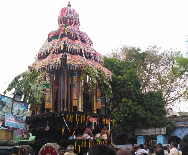 Ther thiruvizha with people worshipping Kadayam NithyakalyaniAmmaiUdanurai Vilva vananathar Temple in Tirunelveli