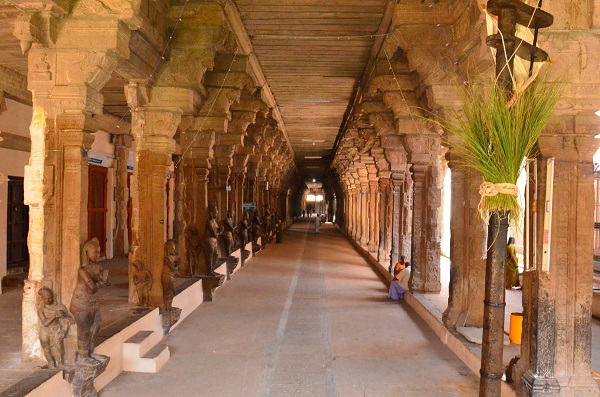 A beautiful view of long outer corridor of Nellaippar temple with several pillars