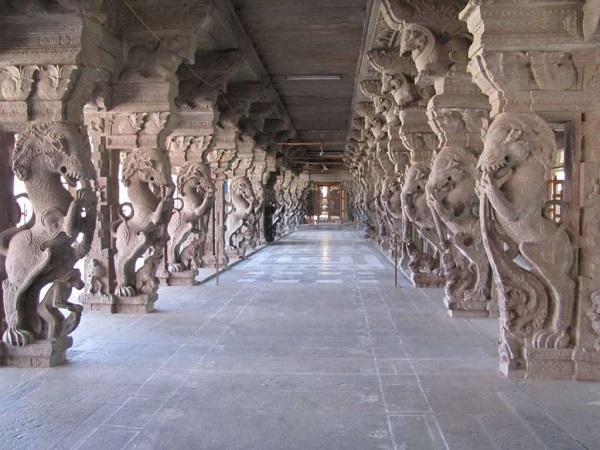 A view to the inner premises of the Nellaiappar temple with intricately crafted Yali pillars on either sides