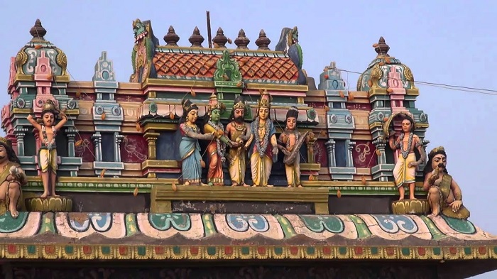Sculptures on the gopuram depicting the celestial marriage between Lord Murugan and Deivanai. 