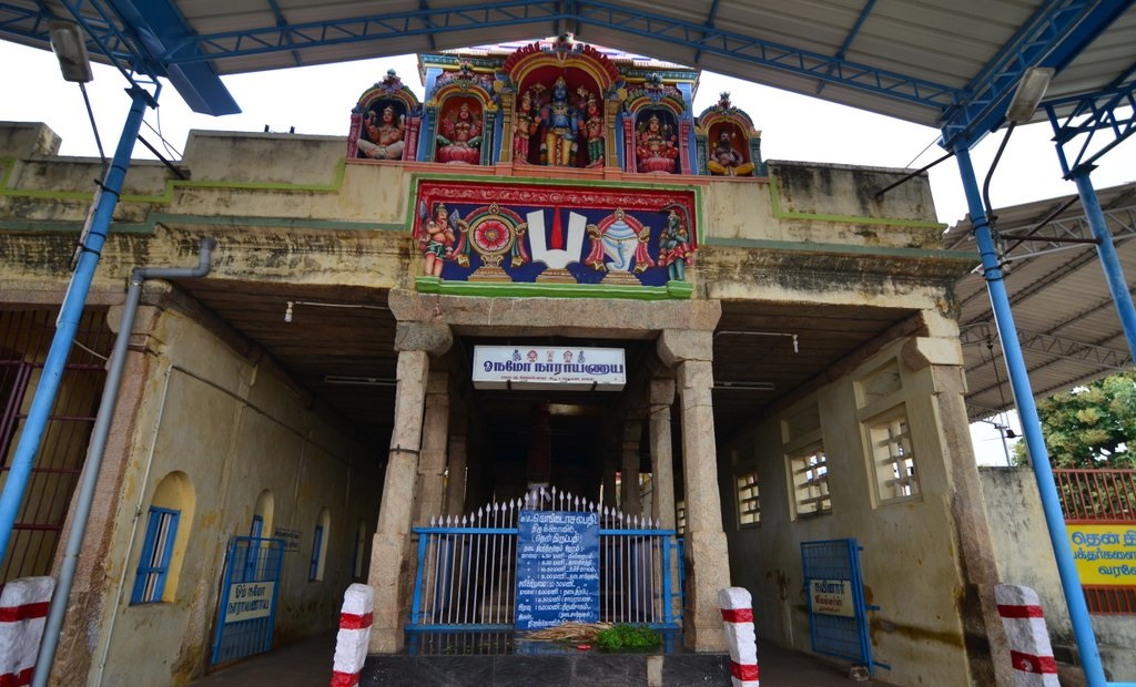 The entrance of Thiruvenkatanathapuram temple in Tirunelveli with idols of Perumal and others sculpted in the entrance vimana and covered area in front.