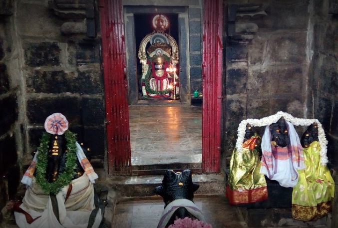 Sivalingam in Kodaganallur Kailasanathar temple, flagged by Vinayagar and Murugan with Valli and Deivanai, with Nandi overlooking the Sivalingam.