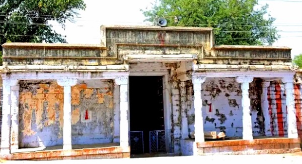 Front view of Sivalaperi Sundarraja Perumal temple in Tirunelveli with worn off temple walls