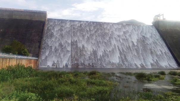 A beautiful front view of water streaming down the spillway of Advinainar dam