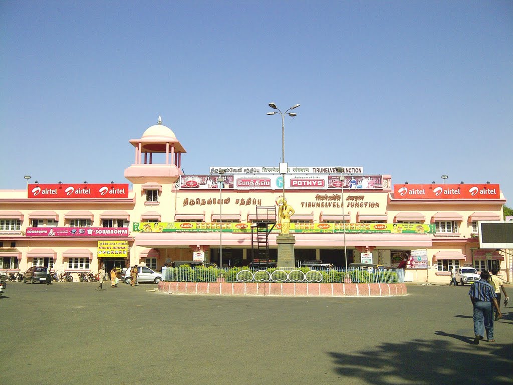 Front view of Tirunelveli Junction with some people and transport vehicles