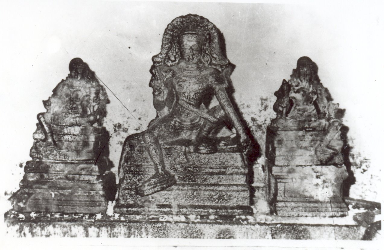 Stone idol of Sri Nadukkavudayar Sastha with his consorts Sri Poorna and Sri Pushkala in Palayamkottai Sastha Temple.