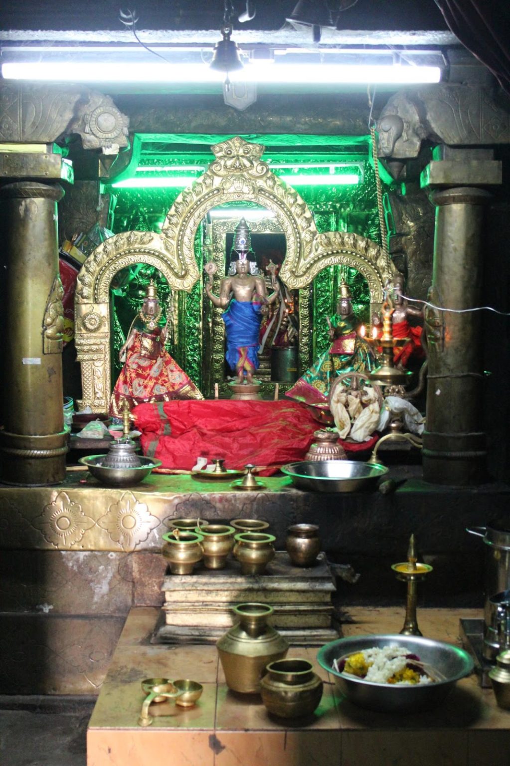 Shrine of venkatachalapathy idol with two wives on both sides in Karisoozhndamangalam Venkatachalapathy Kovil Tirunelveli