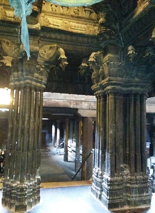 The intricately carved stone pillars of the Nellaiappar temple.