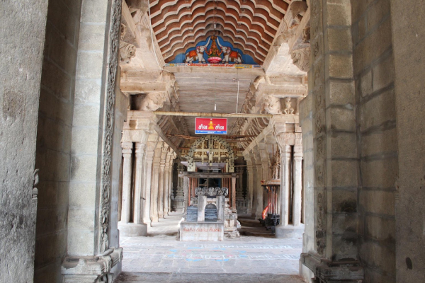 The interior of a hindu temple with many pillars.