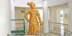 Golden standing statue of kattabomman.