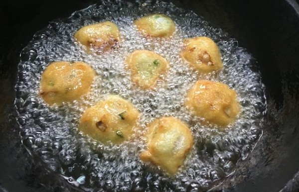 Delicious kara vadai, a food famous in Tirunelveli is sizzling in hot oil.